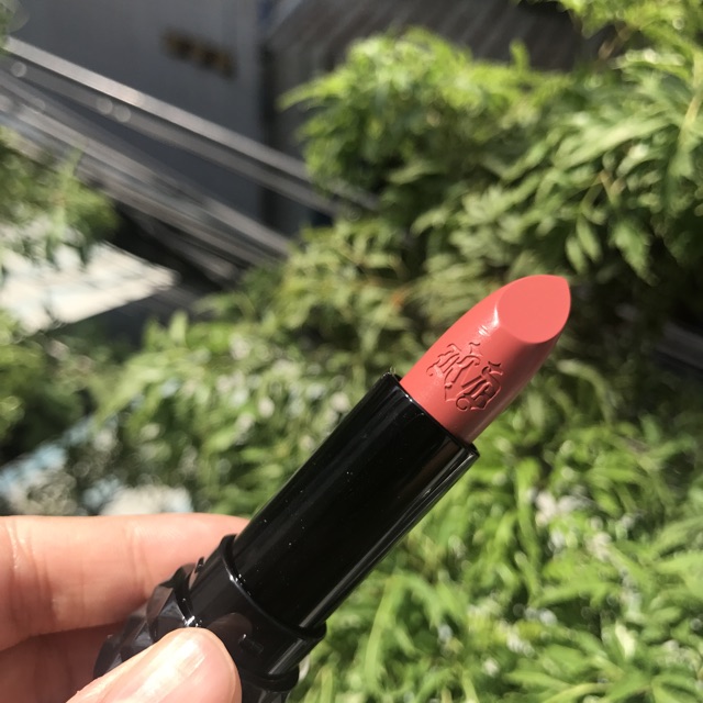 Son thỏi Kat Von D Studded Kiss creme lipstick