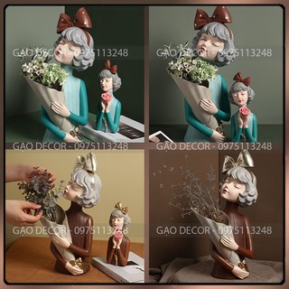 Lọ hoa - CÔ GÁI ÔM HOA - Bình Hoa Decor Trang Trí cắm hoa khô để bàn