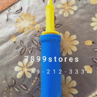 Bơm bong bóng bằng tay.