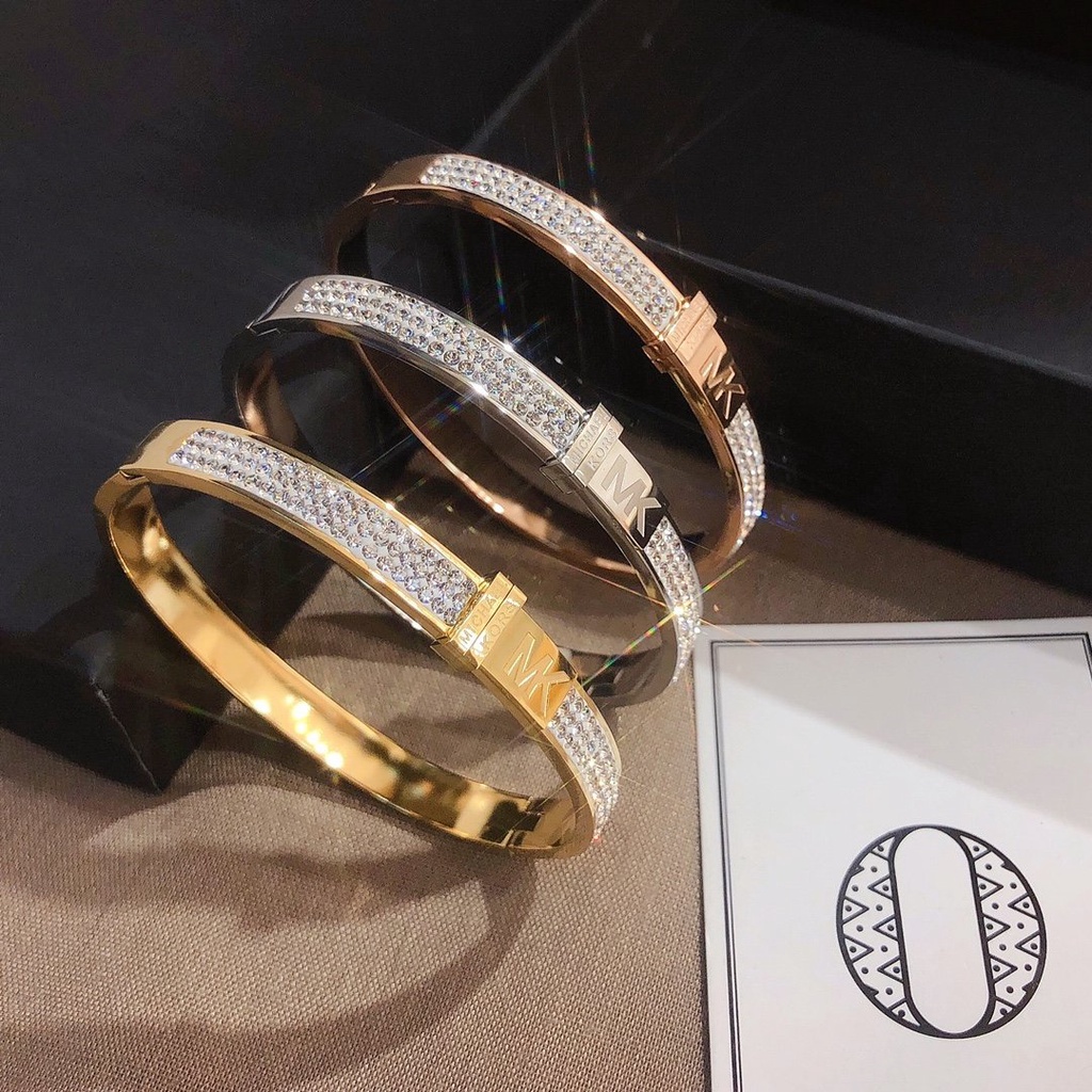 Vòng Tay Thép Titan Mặt Khắc Chữ Michael Kors