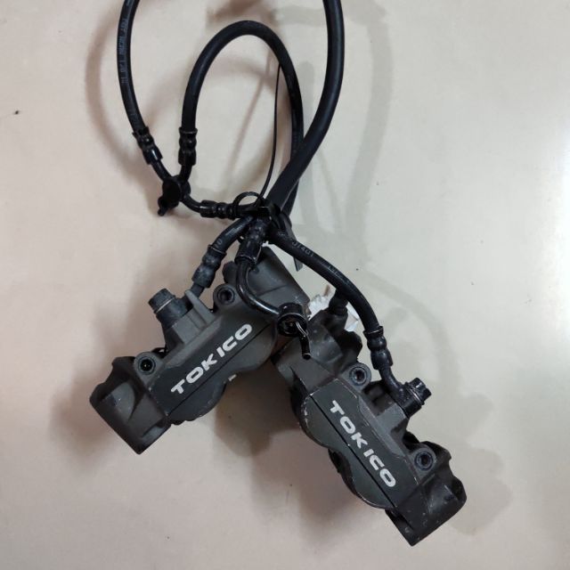 Cặp heo dầu Tokico 4 piston monoblock kèm dây dầu zin theo xe CBR600 - mã T4P1128