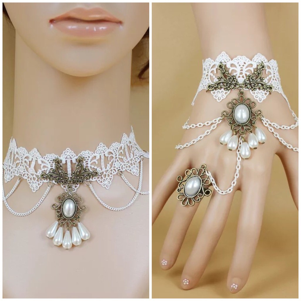 Vòng tay thiết kế ren màu trằng kết hợp cùng nhẫn có đính đá phong cách quyến rũ