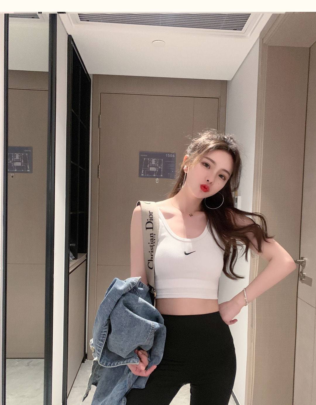 Áo Croptop Sát Nách Thêu Họa Tiết Nike Cá Tính Cho Nữ