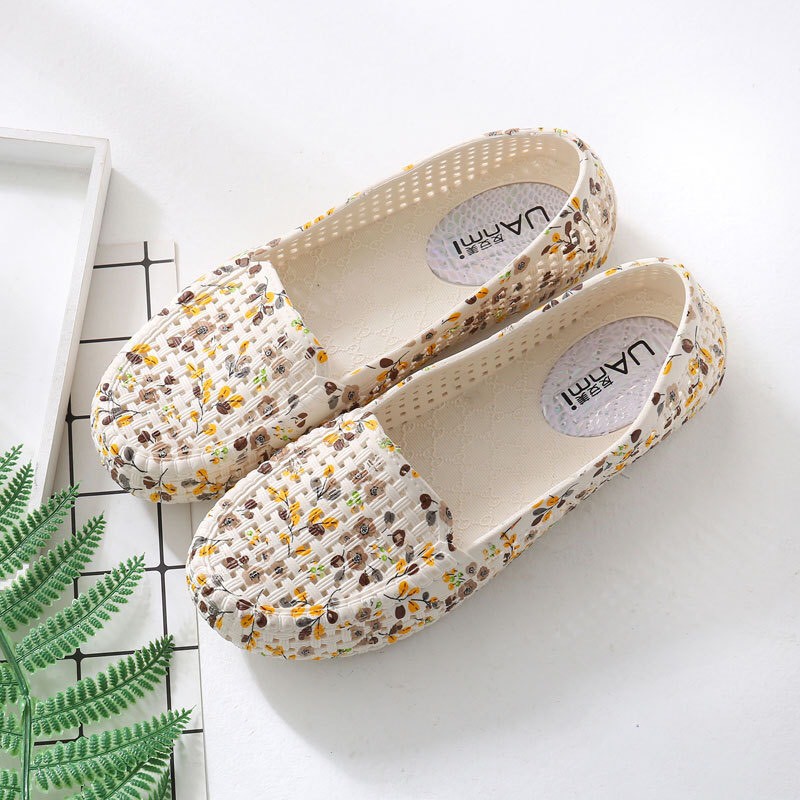 Giày nhựa đi mưa, đi biển họa tiết hoa vàng - Chất liệu siêu nhẹ