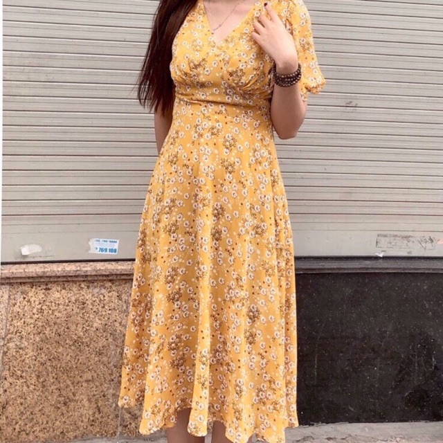 Váy vàng+ hoa nhí đỏ