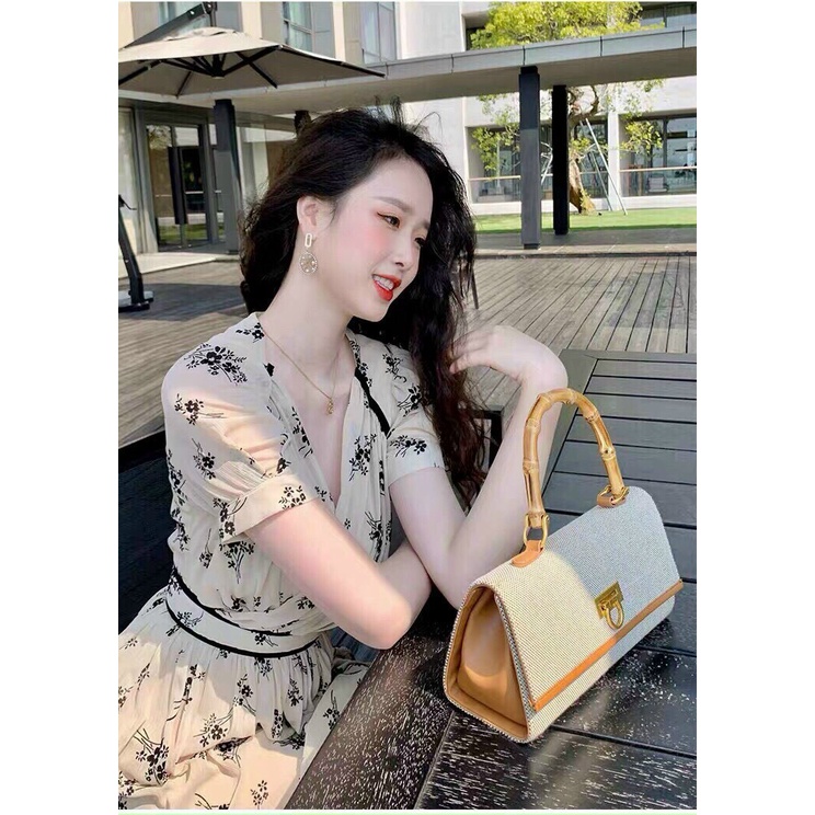 Váy nữa dáng xoè, cổ v tay ngắn, nền hoạ tiết hoa cho nàng dạo phố ngắm hoa