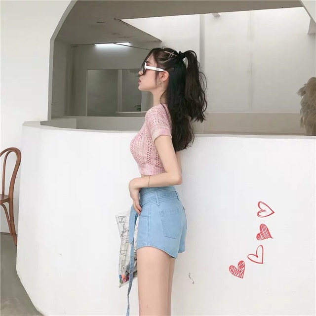 Set áo croptop len kết hợp quần shorts jean dây phá cách