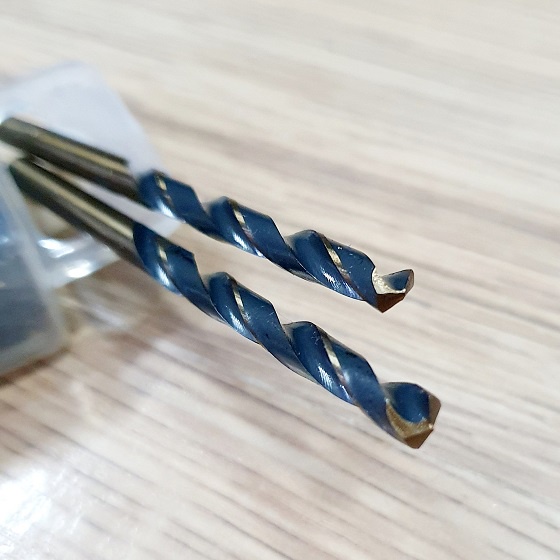 Set Gồm 2 Mũi Khoan 5,0mm Màu Vàng Đồng Đường Xoắn Màu Đen Chất Liệu Thép