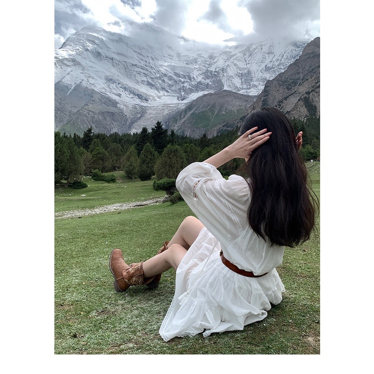 Đầm babydoll đũi trắng tay phồng phong cách boho kèm thắt lưng và dây buộc eo đơn giản, váy boho trắng tay phồng cổ trụ