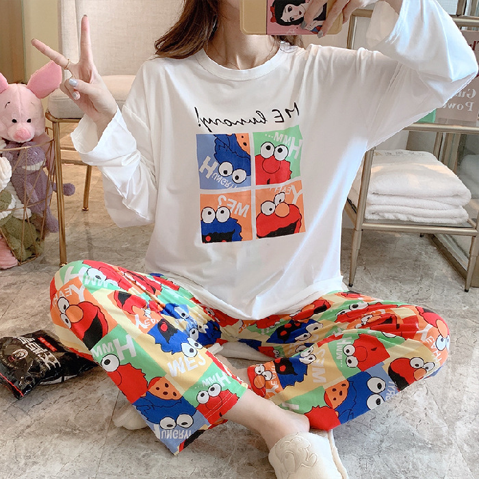 Bộ đồ ngủ gồm áo tay dài + quần dài form rộng in họa tiết hoạt hình trẻ trung | BigBuy360 - bigbuy360.vn