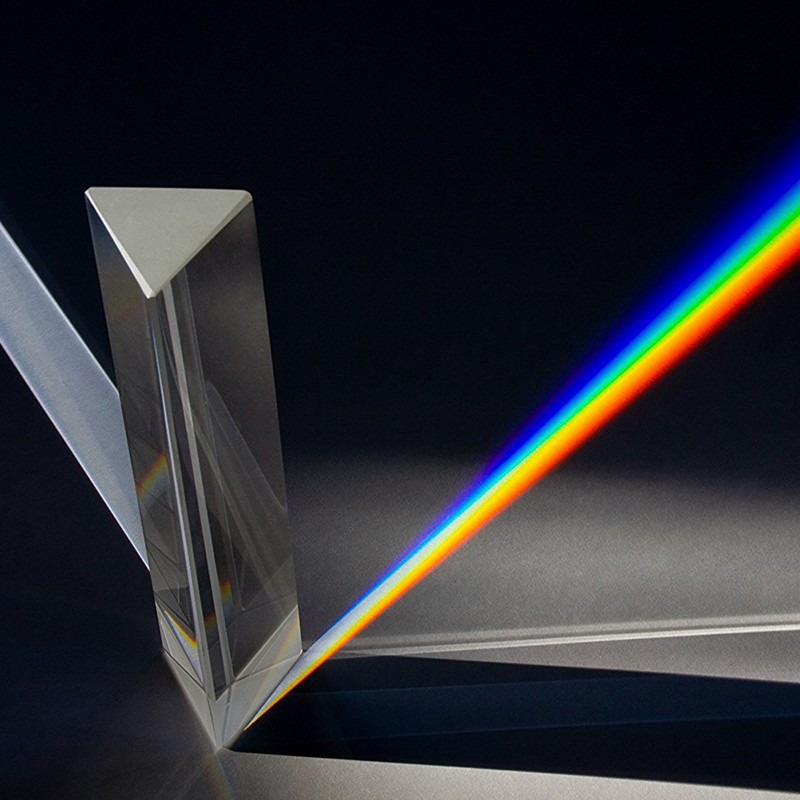 Lăng kính thủy tinh dùng giúp tìm hiểu về hiện tượng khúc xạ và tán sắc ánh sáng