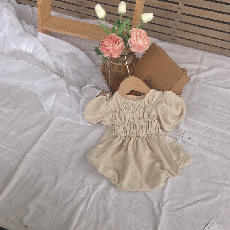HÀNG THIẾT KẾ - Bộ đồ liền thân cài đũng nhún ngực tay vai bồng màu be kèm tuban cho bé