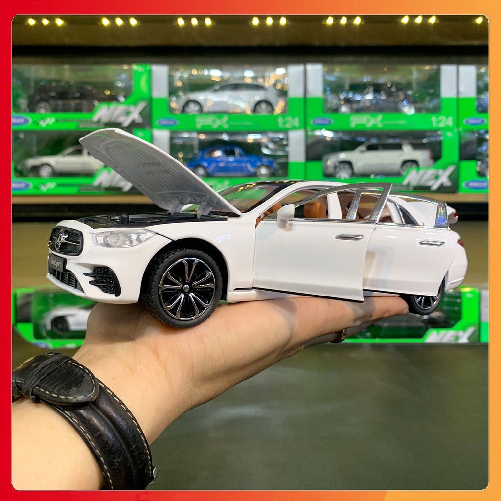 Mô hình xe Mercedes Benz E300 E-Class tỉ lệ 1:24 XHD
