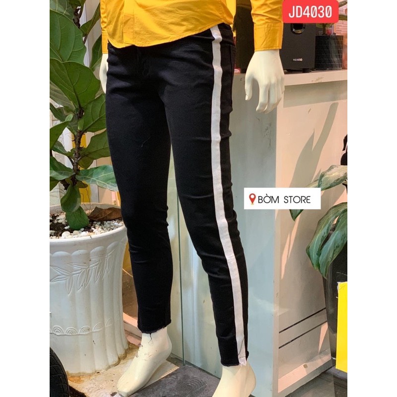Quần jean nam đen trơn phối sọc chất bò co dãn form dáng body cao cấp AHFASHION