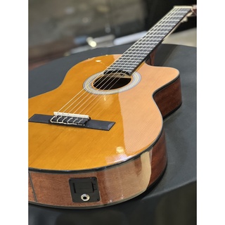 Đàn guitar classic có EQ thùng mỏng chất lượng tốt