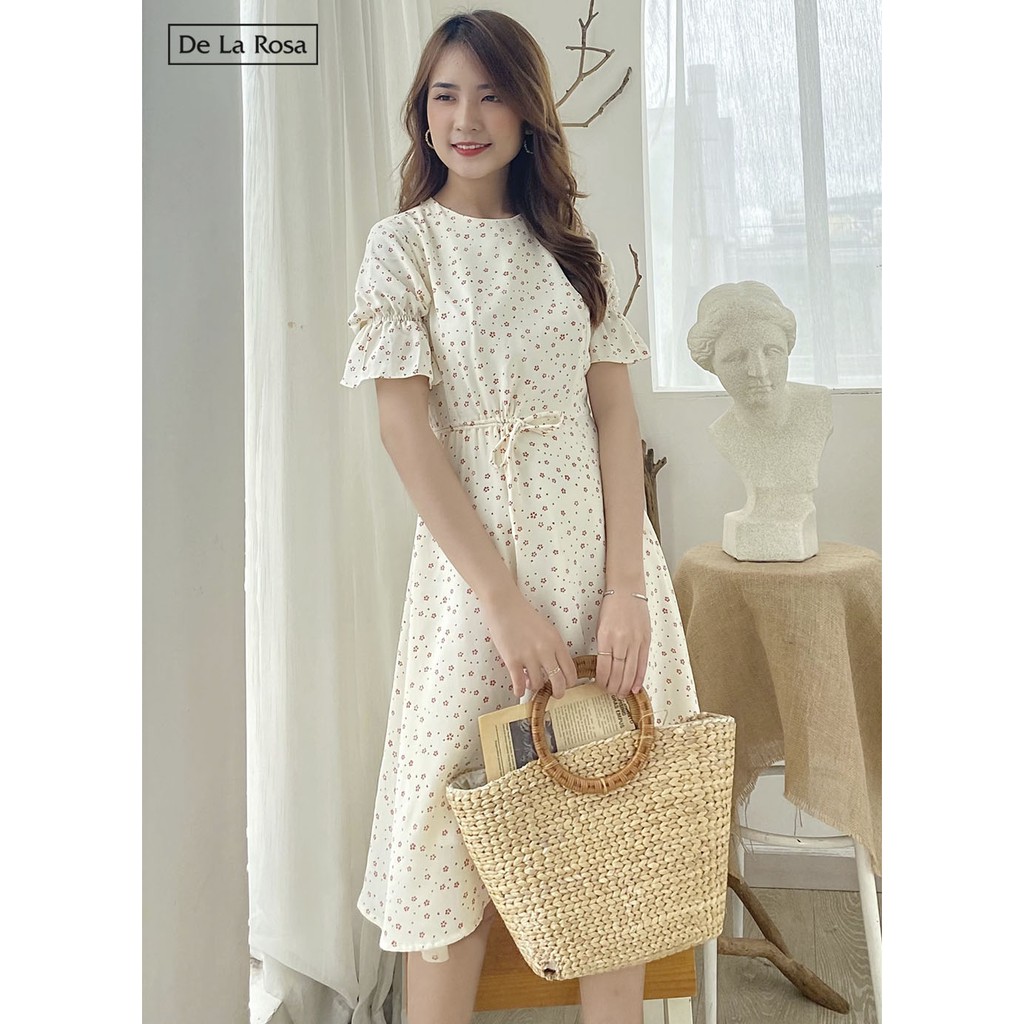 Đầm Trắng Hoa Đen Đỏ Rút Dây Eo Nhẹ Nhàng Nữ Tính - De La Rosa | BigBuy360 - bigbuy360.vn