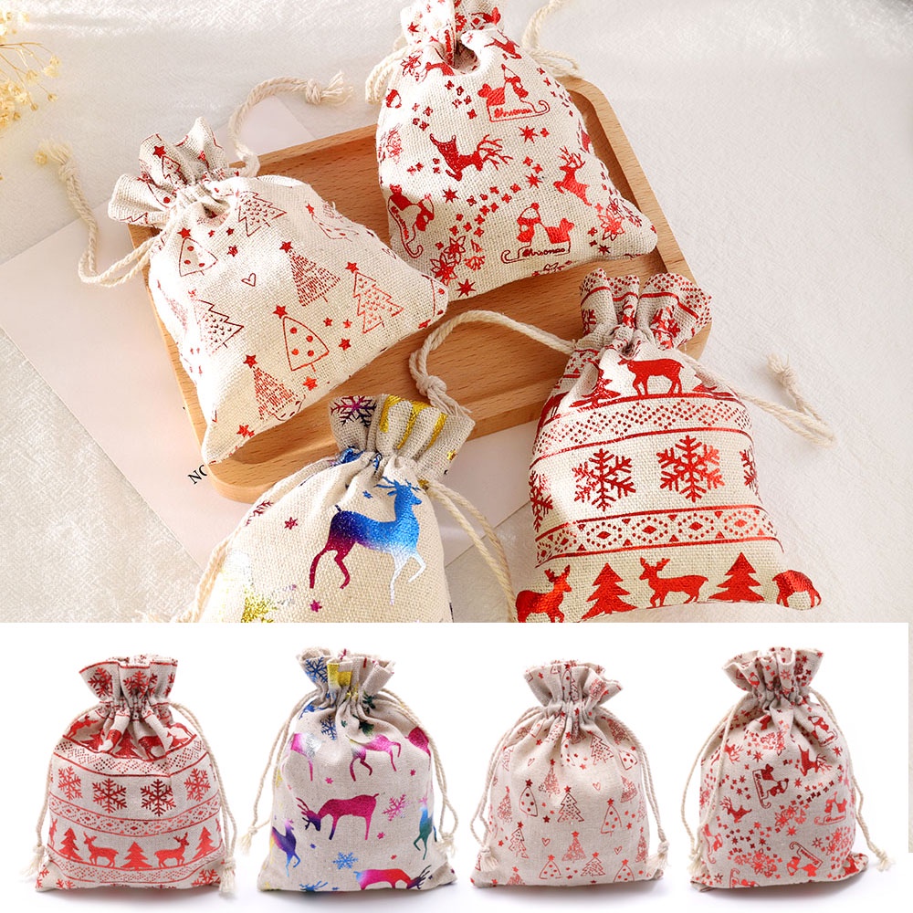 1 túi đựng quà được làm từ vải lanh và cotton với họa tiết hình con tuần lộc dùng cho trang trí cây thông Giáng Sinh