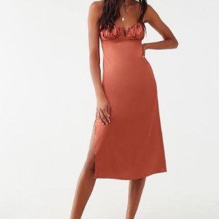 Đầm lụa satin 2 dây xẻ tà F21