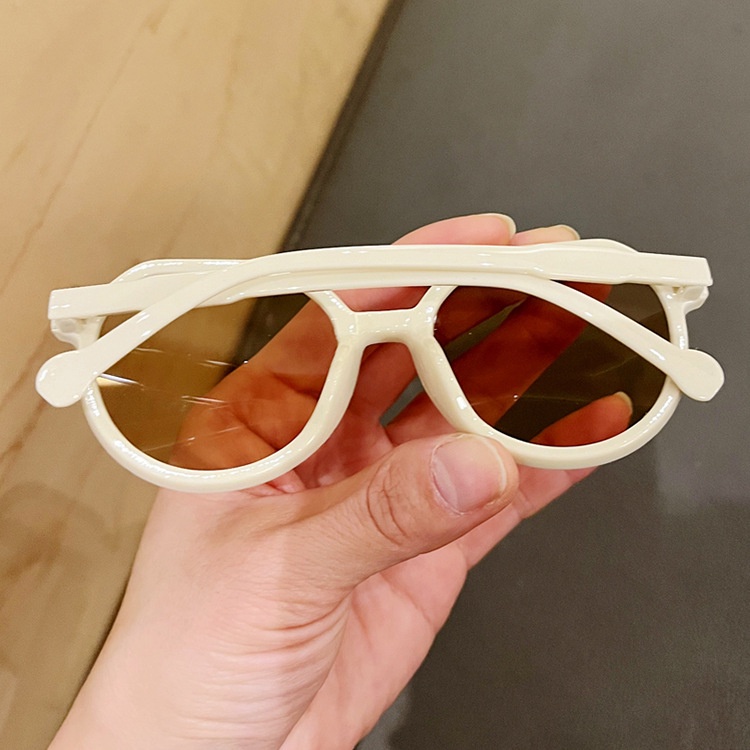 Kính mát chống tia uv thời trang cho bé sự bảo vệ