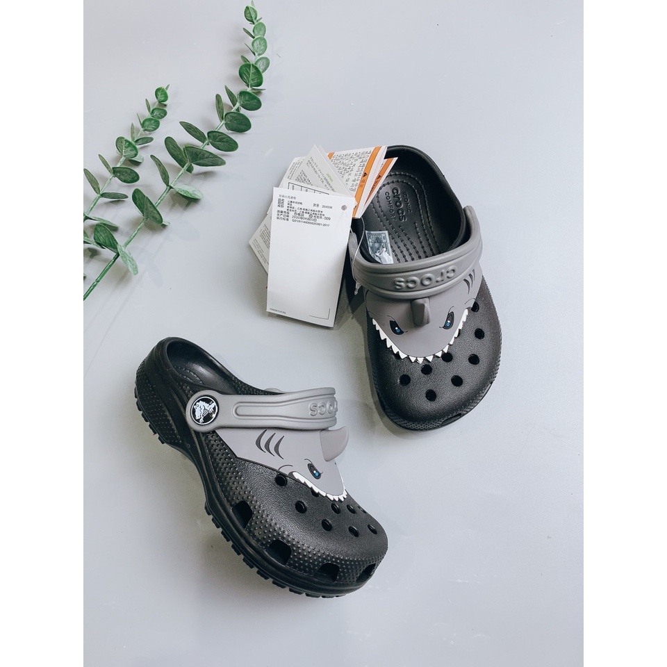 Sục crocs hình cá màu đen phối ghi BT