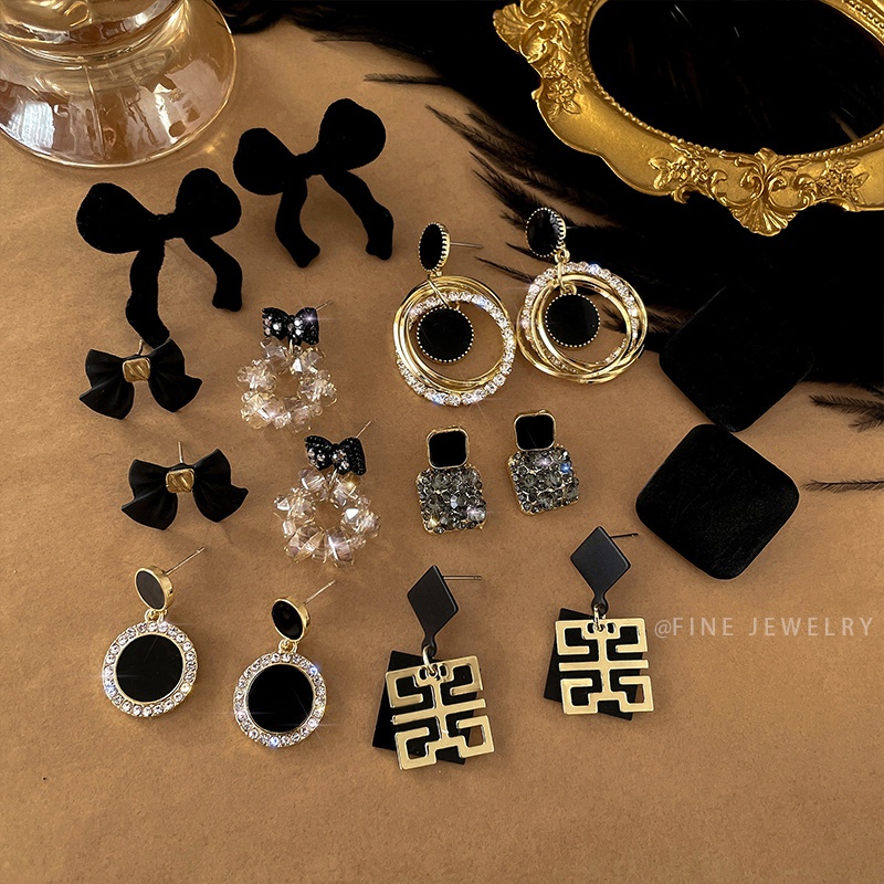 Khuyên Tai Tông Màu Đen Phong Cách Cổ Điển