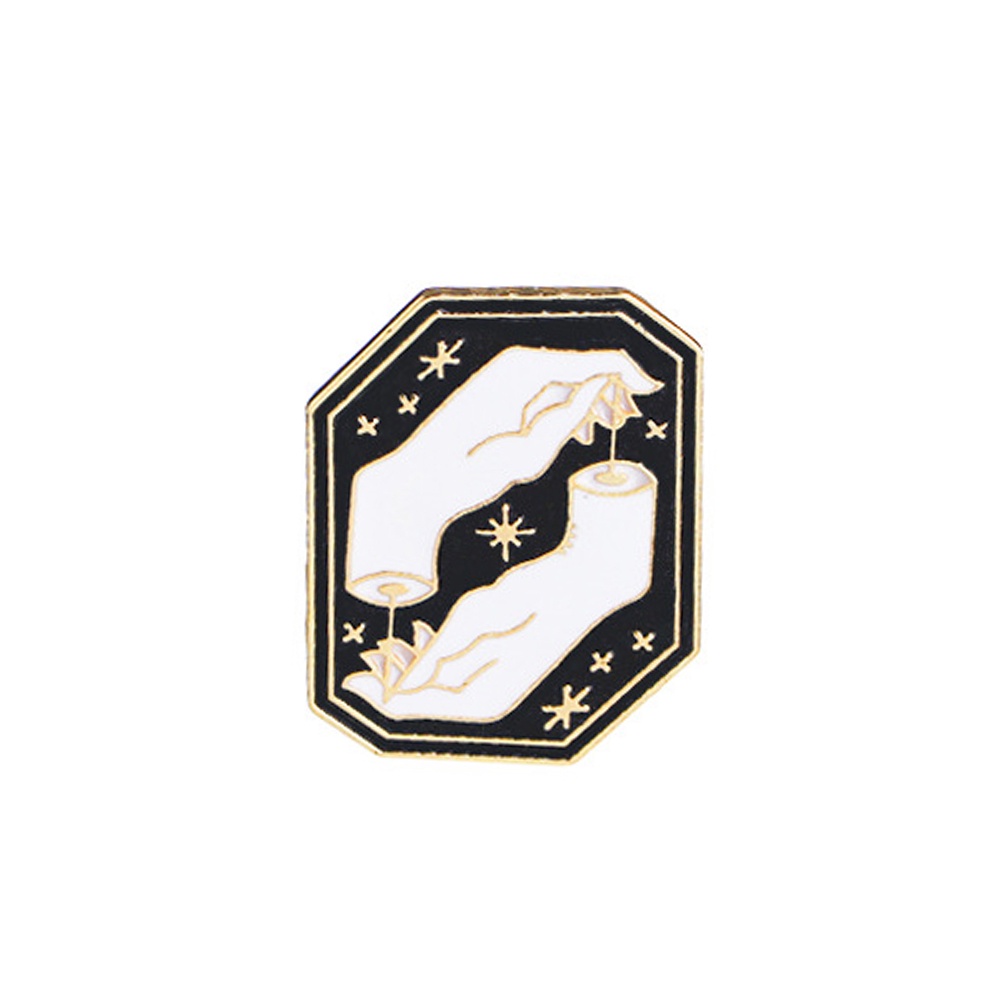 Ghim cài áo hình bàn tay tắc kè độc đáo