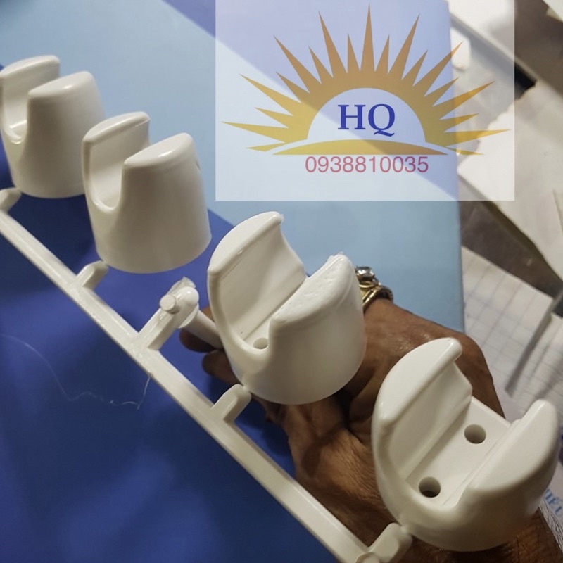 Đế cài gác vòi sen, vòi xịt nhựa trắng kèm ốc vít