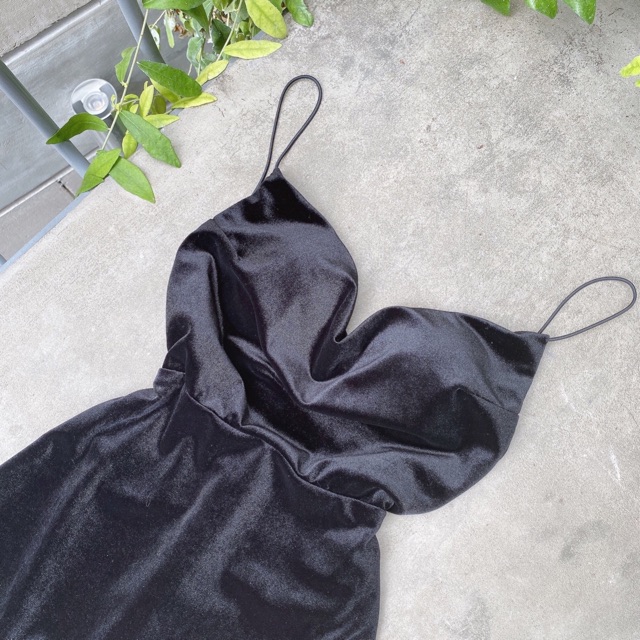 Đầm nhung đen 2 dây cổ đổ hở lưng xẻ đùi. Hình thật shop chụp(56)