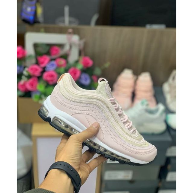 Giày sneaker hồng nhạt phản quang