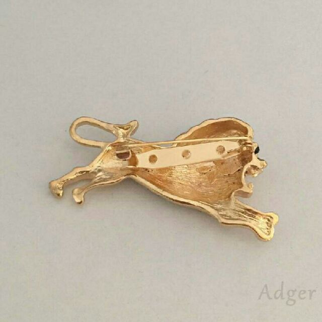 CÀI ÁO HÌNH SƯ TỬ VÀNG ĐÍNH ĐÁ
