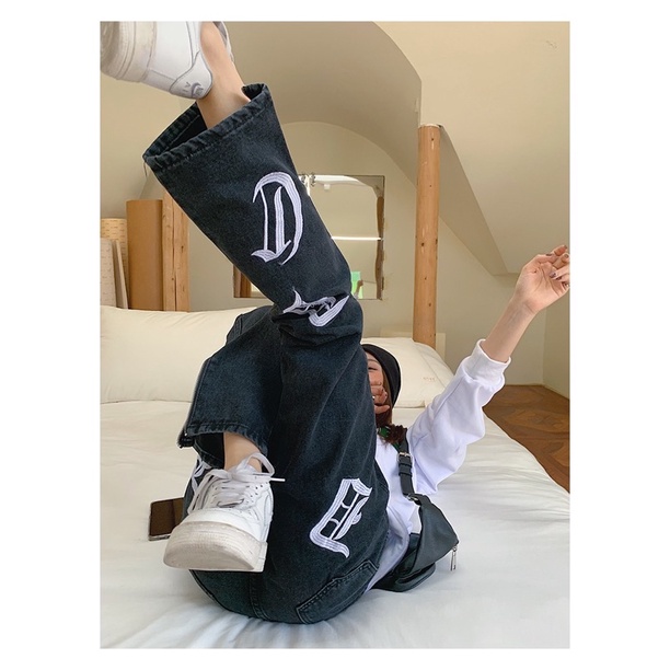 Quần bò đen dáng suông hoạ tiết thêu chữ