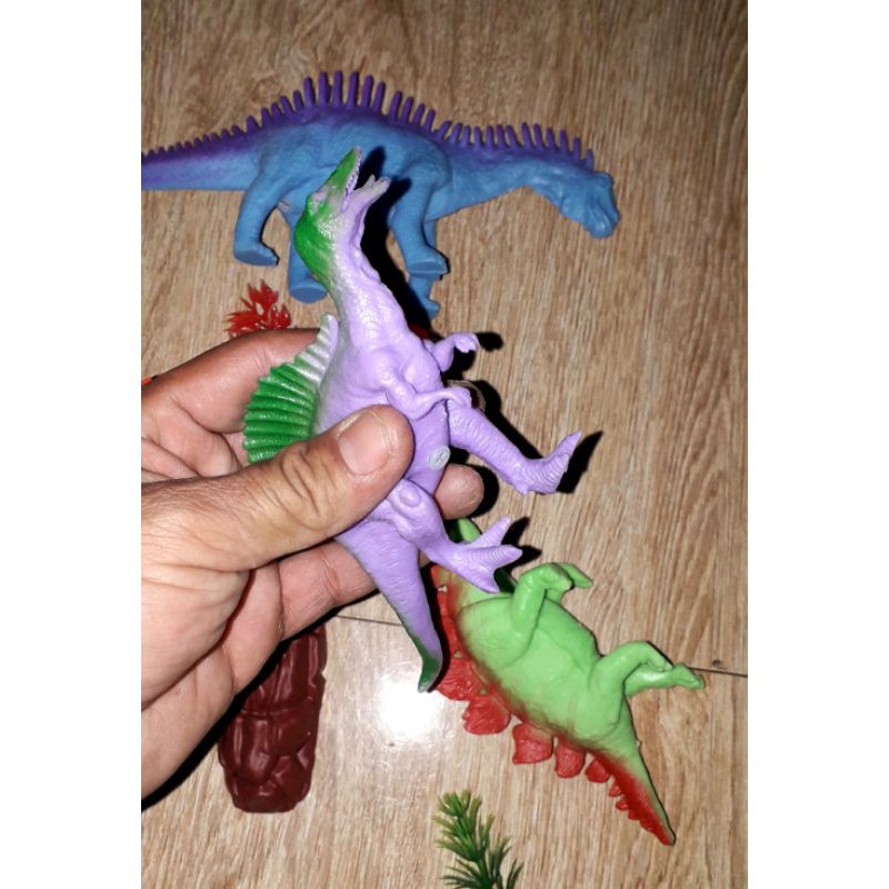 Sét 4 con khủng long chít chít bằng nhưa kèm phụ kiện