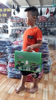 Cặp học sinh cấp 1 học thêm hè