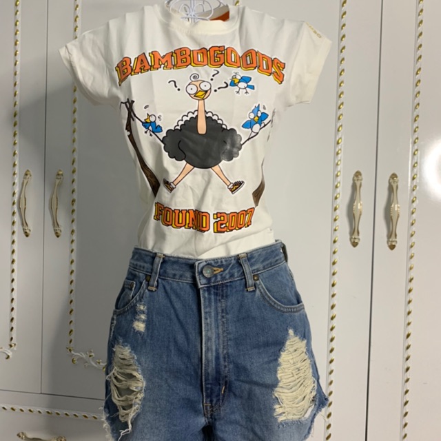 Quần short jean rách. Lưng cao. Eo ~78cm. Áo thun BAMBOO new 100%.