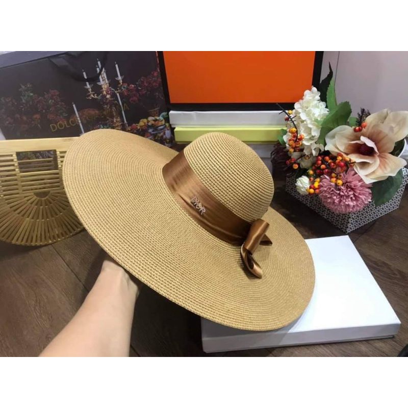 Mũ cói đi biển vành rộng dây nơ gắn chữ Dio sang chảnh