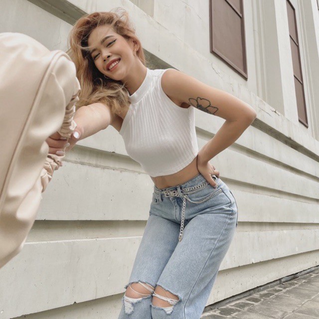Áo Croptop cổ lọ khoét vai