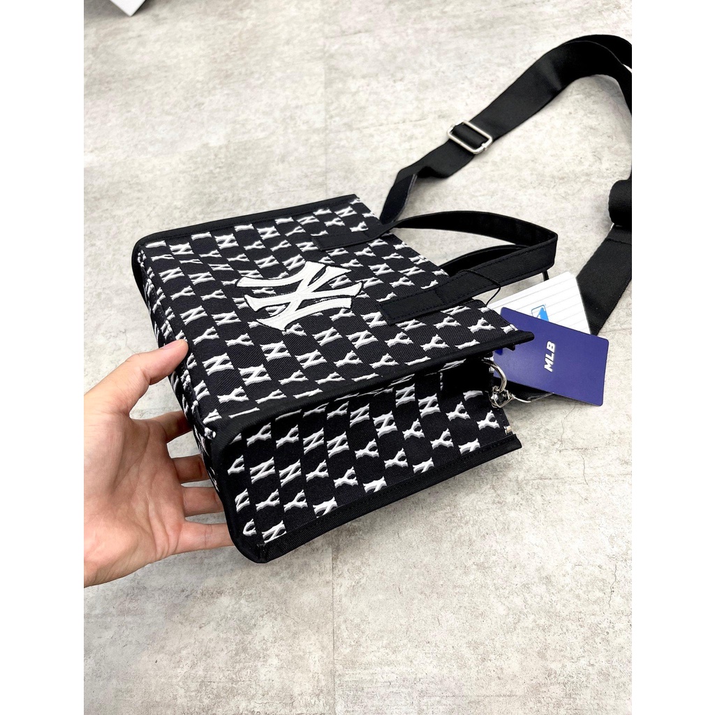 Túi Tote Mini Chất Liệu Canvas Thêu Logo Có Quai Điều Chỉnh Độ Dài Hot Trend Dn.Storevnxk