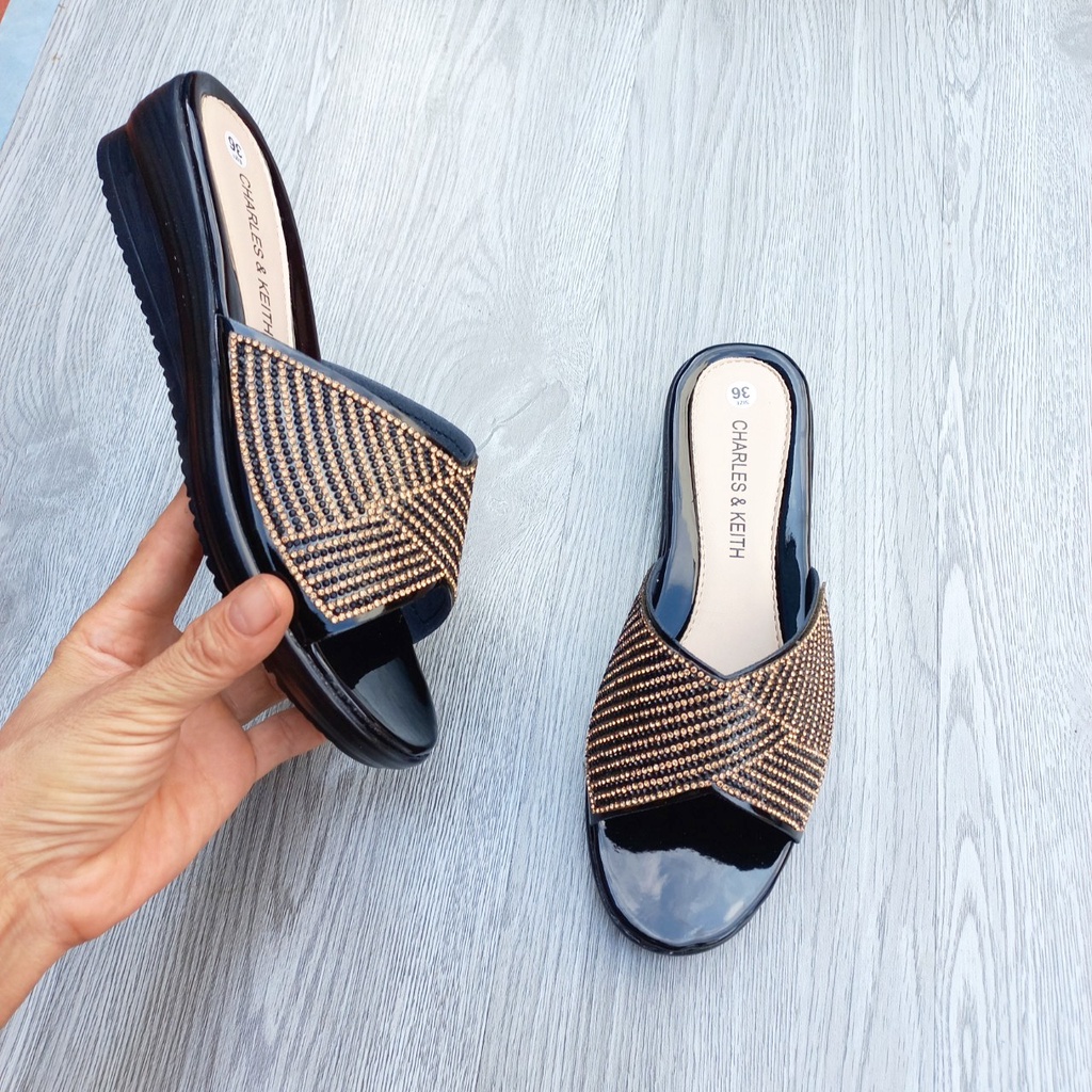 Dép thời trang trung niên đá sang trọng