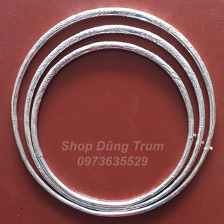 Kiềng bạc tròn kết hợp áo dài chụp ảnh, kiềng cổ dân tộc