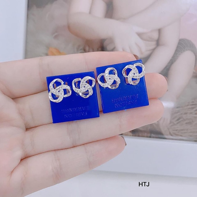 KHUYÊN TAI BẠC HÌNH XOẮN ĐÍNH ĐÁ CAO CẤP