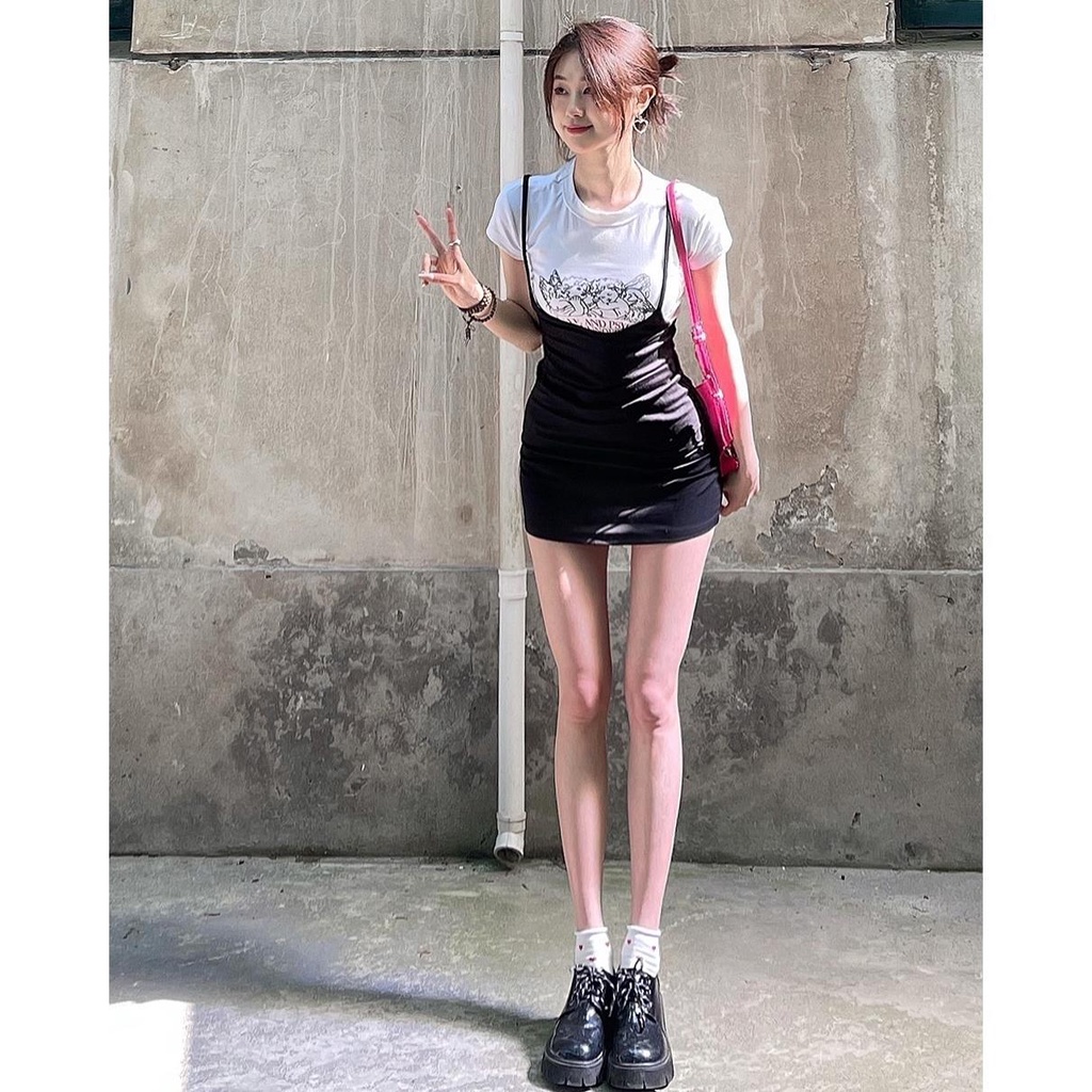 Áo thun tay ngắn dáng ôm và chân váy ôm có thắt lưng màu đen cho nữ