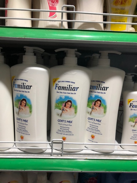 Sữa tắm tinh chất sữa dê Familiar Goat's Milk 1.200ml | BigBuy360 - bigbuy360.vn