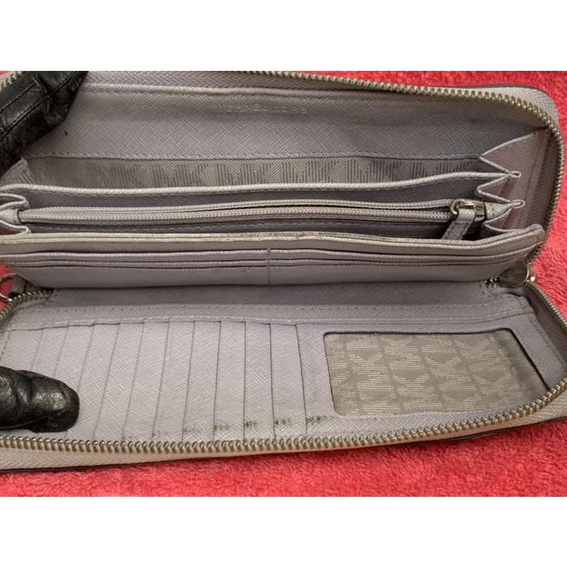 Ví chuẩn si. Ví có lỗi sờn màu  xíu và kim loại hơi gỉ. Khách vui lòng xem kỹ hình. khg áp dụng hoàn hàng cho sp này nhé