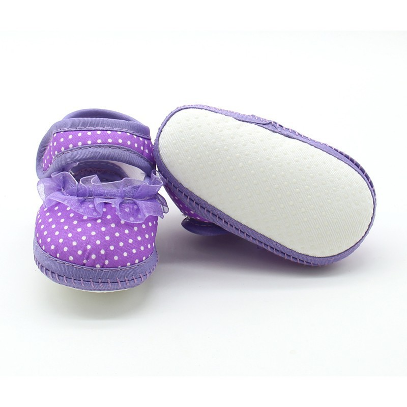 Giày tập đi cotton mềm mại, họa tiết chấm bi viền ren cho bé gái