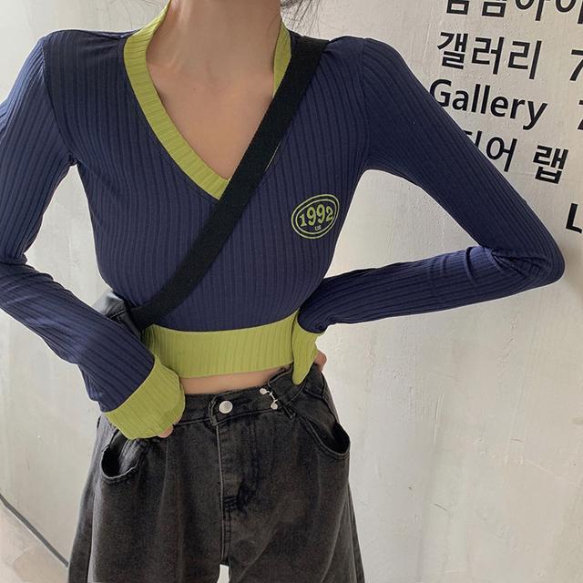 Áo thun tay dài cổ chữ V màu sắc thời trang mùa thu mới 2021