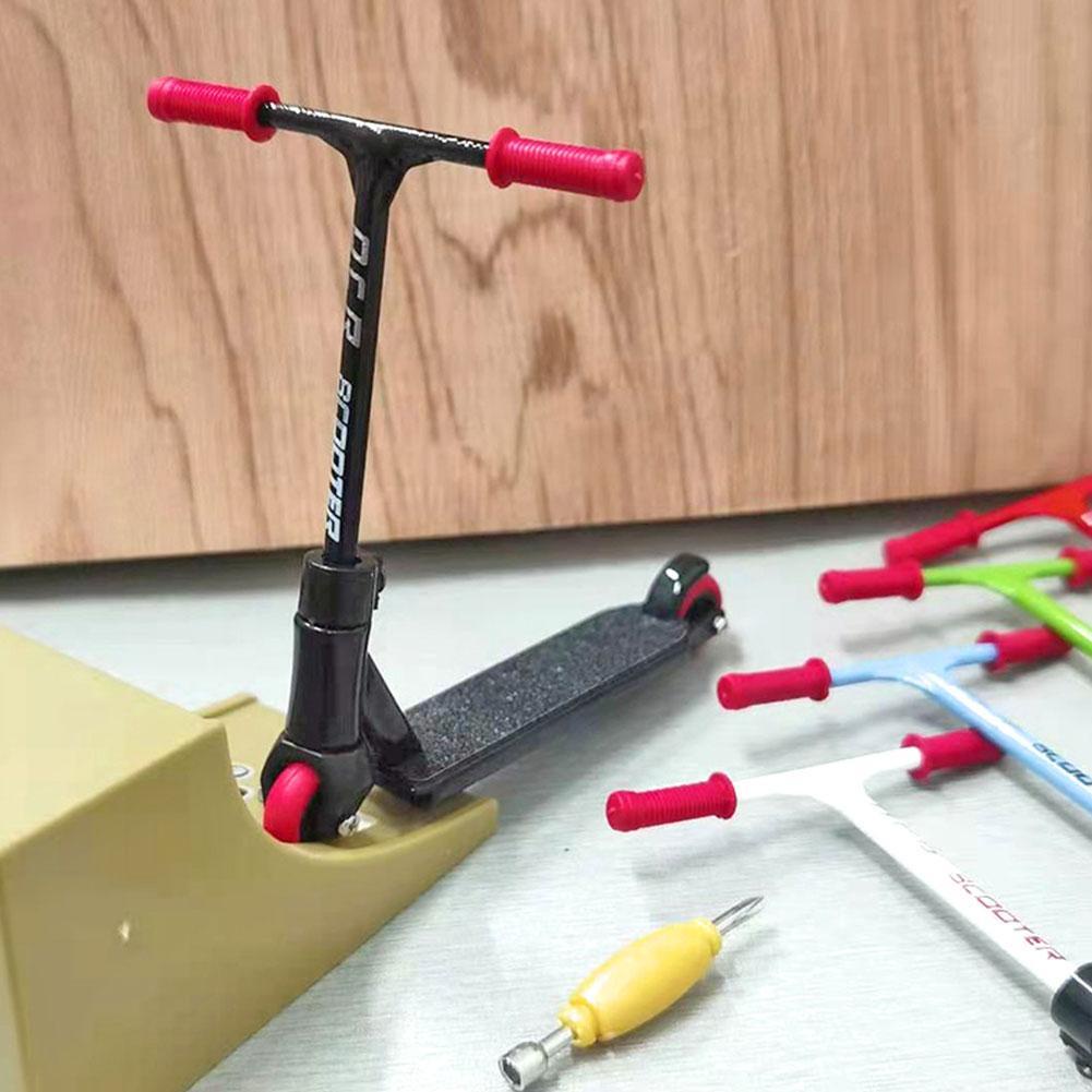 Mô hình xe scooter mini làm từ hợp kim + bánh xe dự phòng thiết kế sáng tạo Q7Q2