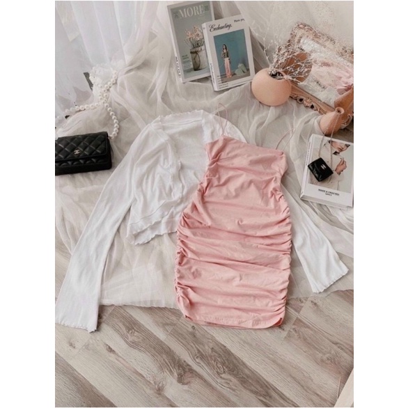 Đầm body hồng nhún hông kèm khoác bèo trắng