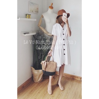 Đầm trắng cổ V cúc gỗ