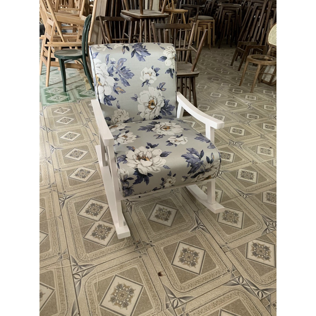 - Ghế bập bênh thư giãn phong cách vintage