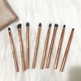 Cọ trang điểm kích thước 10*2 cm chất liệu thân bằng nhựa và sợi nylon và sợi tơ nhân tạo hiệu Bh Cosmetics